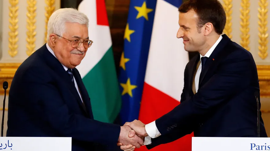 El presidente galo, Emmanuel Macron (d), y su homólogo palestino, Mahmud Abás (i), tras una rueda de prensa en el Palacio del Elíseo en París (Francia) hoy, 22 de diciembre de 2017