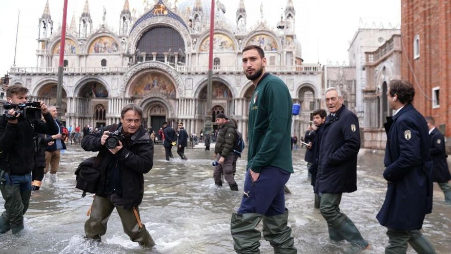 El portero Gianluigi Donnarumma (c) recorre la plaza de San Marco en Venecia