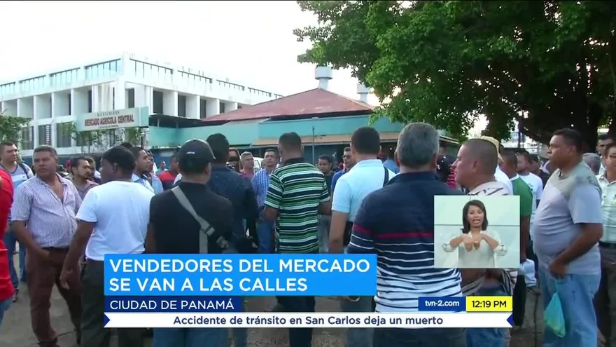 Vendedores cierran calle en protesta frente al Mercado de Abastos