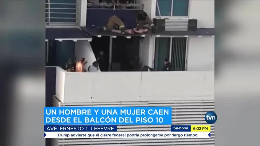Dos personas caen desde el piso diez de un edificio