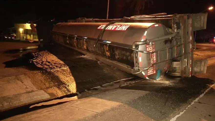 Camión con combustible se vuelca en Panamá Oeste