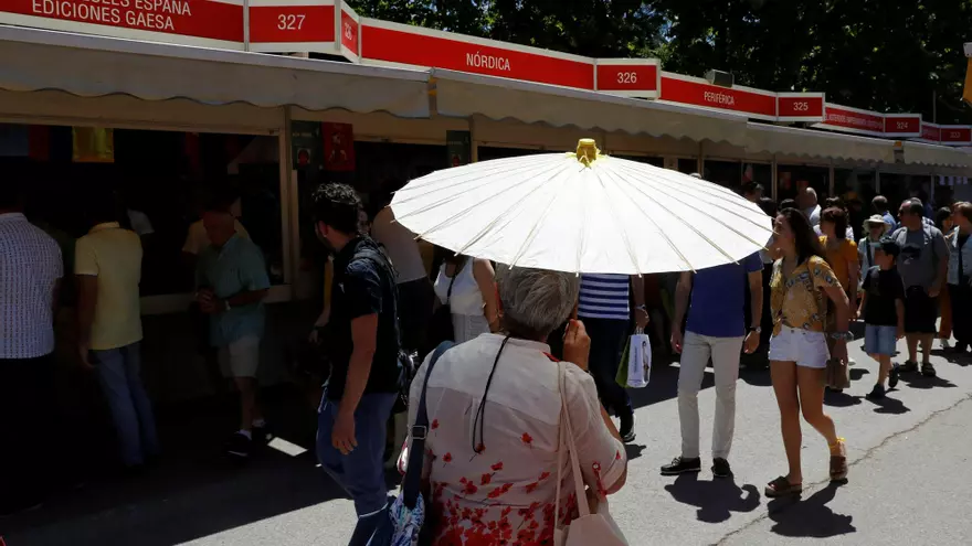 Miles de personas este domingo en la 78ª Feria del Libro que se celebra en el Parque del Retiro de Madrid