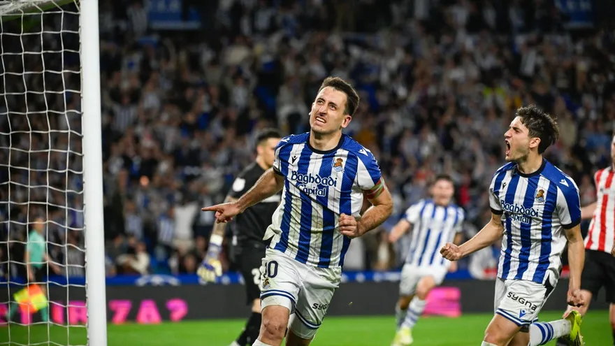 Mikel Oyarzabal (i) celebra durante el partido de Copa del Rey entre la Real Sociedad y el Athletic de Bilbao