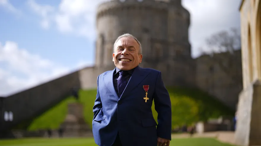 Warwick Davis, con su orden del Imperio Británico