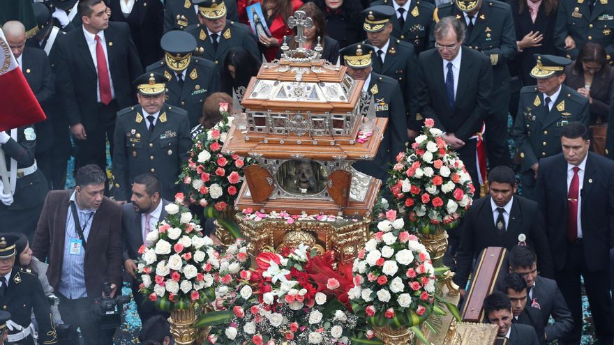 Foto ilustrativa: multitudinaria procesión en honor a Santa Rosa de Lima en Perú