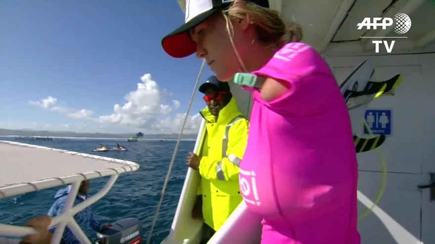 Surfista con un solo brazo supera a las mejores del mundo