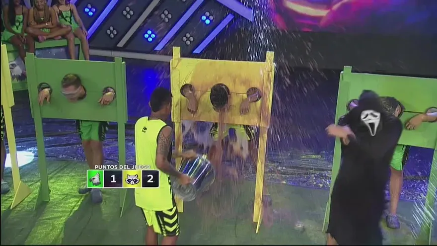 Disfruta con los baldazos de pintura que se llevaron los guerreros en la tortura