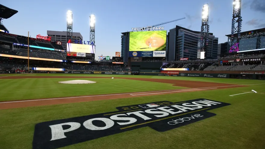 Terreno de juego del Truist Park de Atlanta para un juego de postemporada