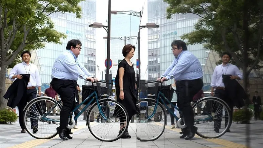 Varios peatones caminan por las calles de Tokio en Japón. La tasa de desempleo en Japón cayó una décima en enero hasta el 3,0 por ciento.