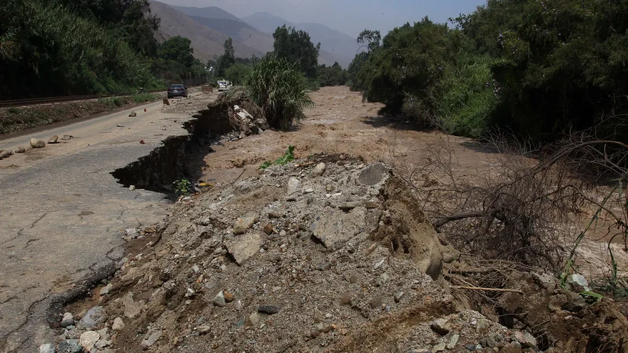 Vista de una carretera destruida tras una inundación en Tarazona el jueves 16 de marzo de 2017, en el distrito de Chosica, en la ciudad de Lima (Perú)