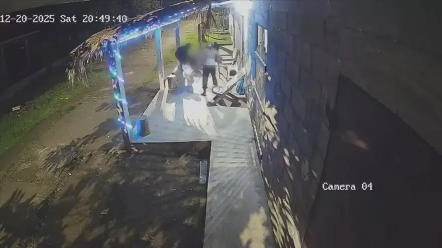 Momento en que la anciana fue brutalmente golpeada por un hombre en el portal de una residencia en Jaqué