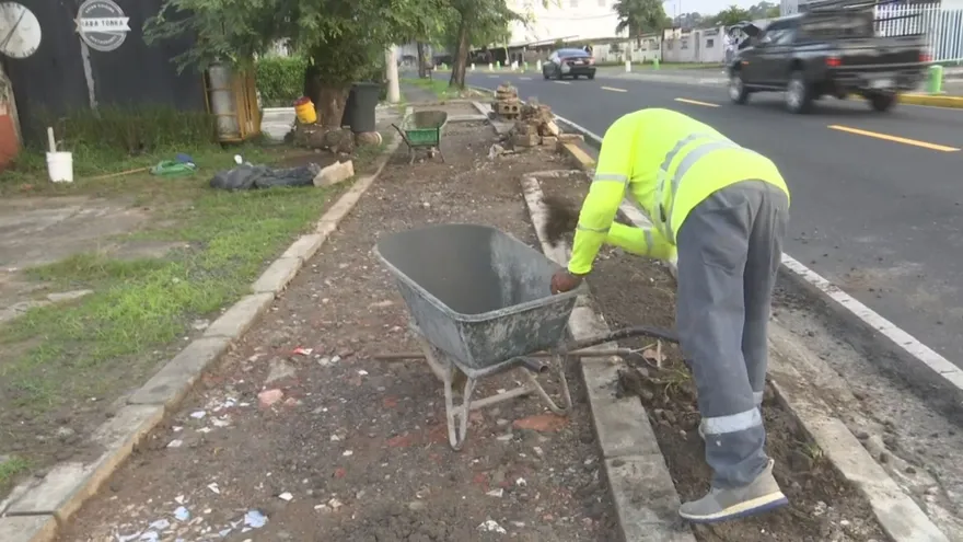 Retoman trabajos de construcción de aceras en Paraíso