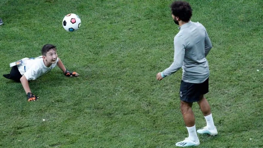 El emotivo video de Mohamed Salah jugando con un chico sin piernas