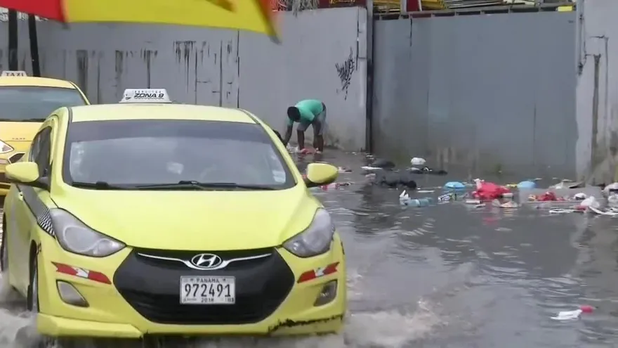 Se inunda calle en la 9 de Enero