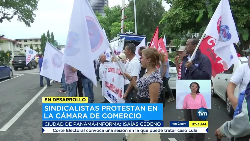 Sindicalistas protestan frente a la  Cámara de Comercio
