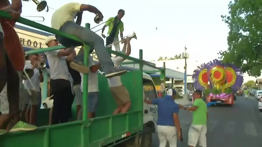 Enfrentamiento entre tunas del carnaval de La Villa de Los Santos