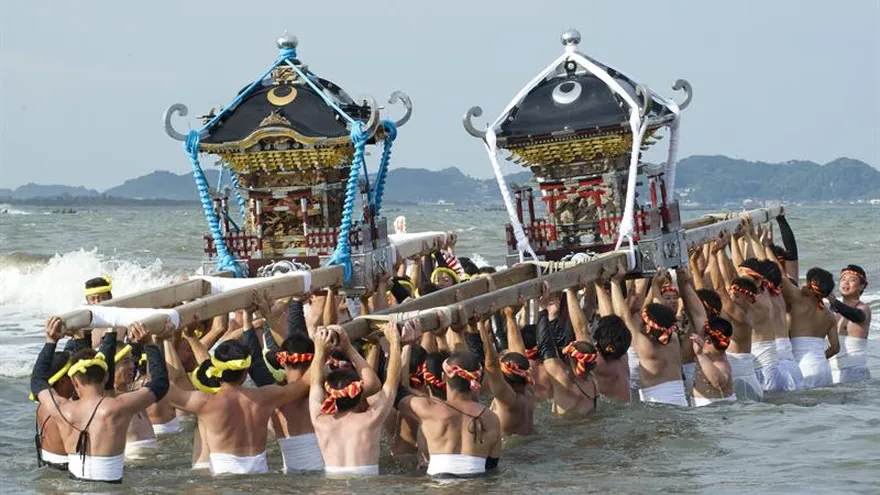 Pescadores nipones portan templos en miniatura mar adentro durante la celebración del Festival del pescador en Ohara, en la prefectura de Chiba, en Japón hoy, 23 de septiembre de 2015.