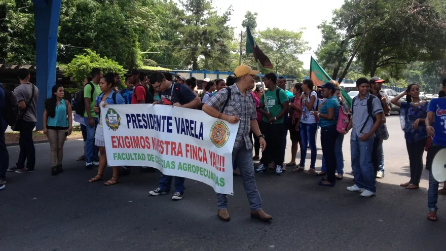 Estudiantes cierran tres carriles de la Transistmica.