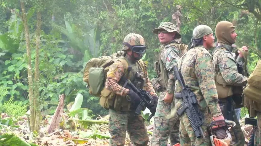 Migrantes y narcos compaten trochas en Darién