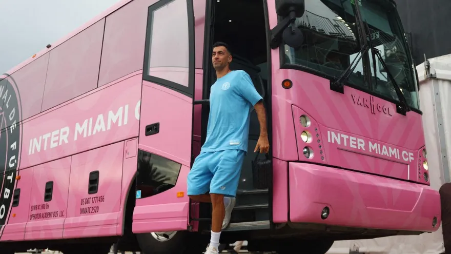 Sergio Busquets baja del autobús del Inter Miami