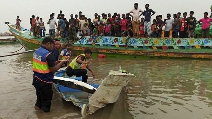 Personas en Bangladesh a bordo de un barco