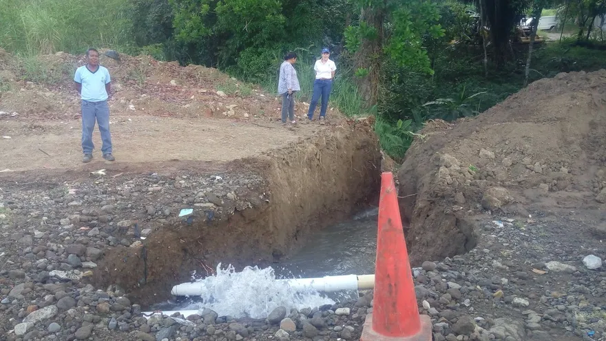 La ing. Julia Guardia llega al lugar donde se realizan los trabajos de reparación en Gonzalillo.