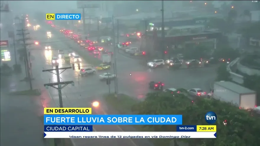 Fuerte lluvia cae sobre la ciudad de Panamá
