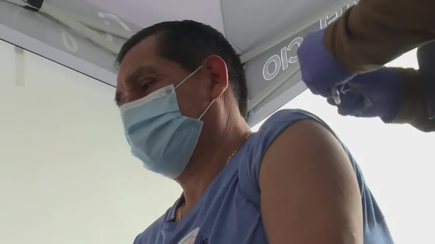 EEUU aprueba tercera dosis de vacuna anticovid para mayores de 18