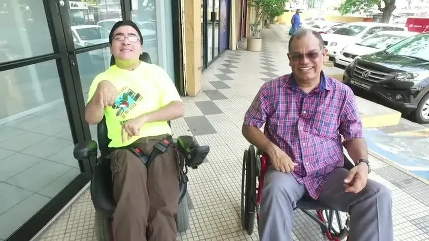 Diputado Javier Ortega se aventura con Juanpi en silla de ruedas