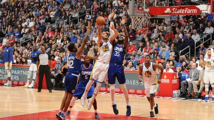 Warriors arrollan con Curry; sufridas victorias de Celtics y Cavaliers