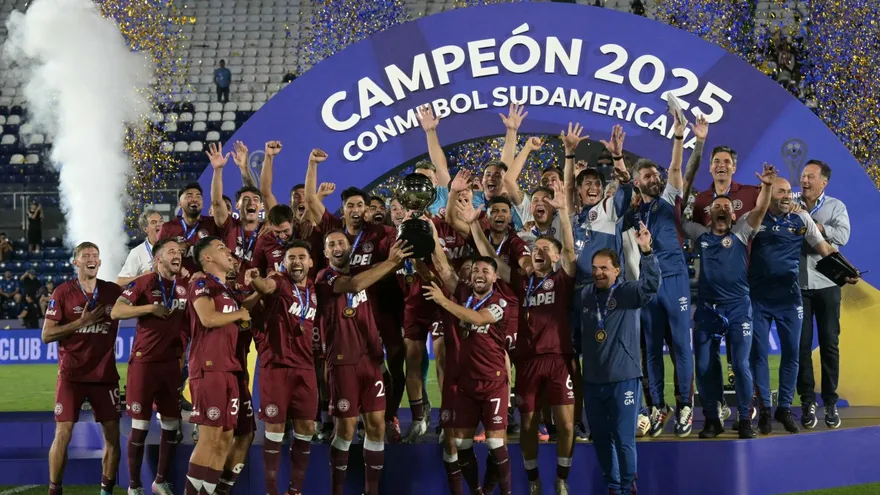 Lanús levanta el trofeo de campeón de la Copa Sudamericana