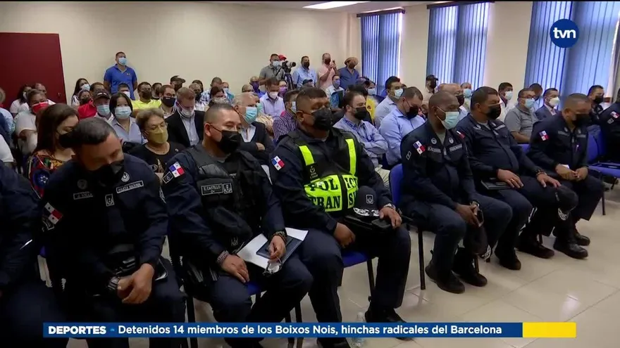 Grupos ciudadanos se reúnen con la Policía Nacional