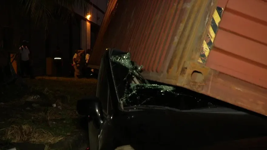 Contenedor le cae a vehículo en Colón