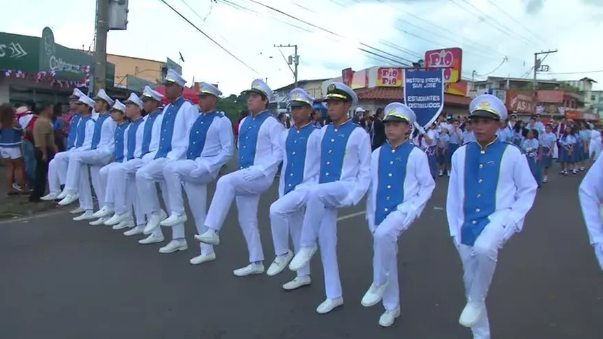 La Chorrera desfila en honor de la patria