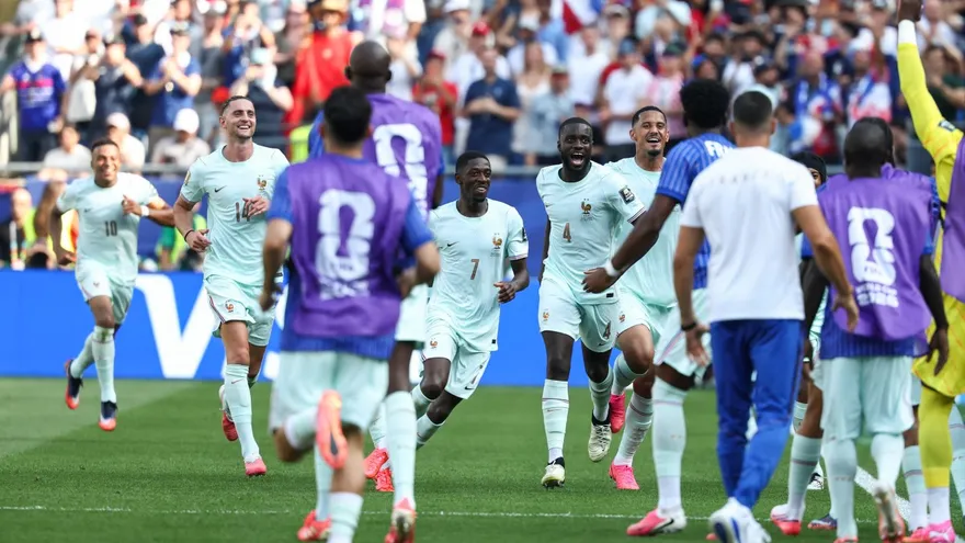 Jugadores de Francia celebran