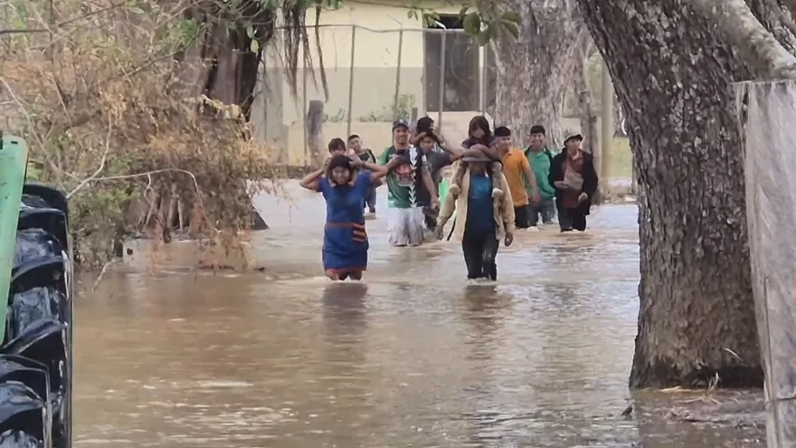 Personas caminan por zonas inundadas en Coclé