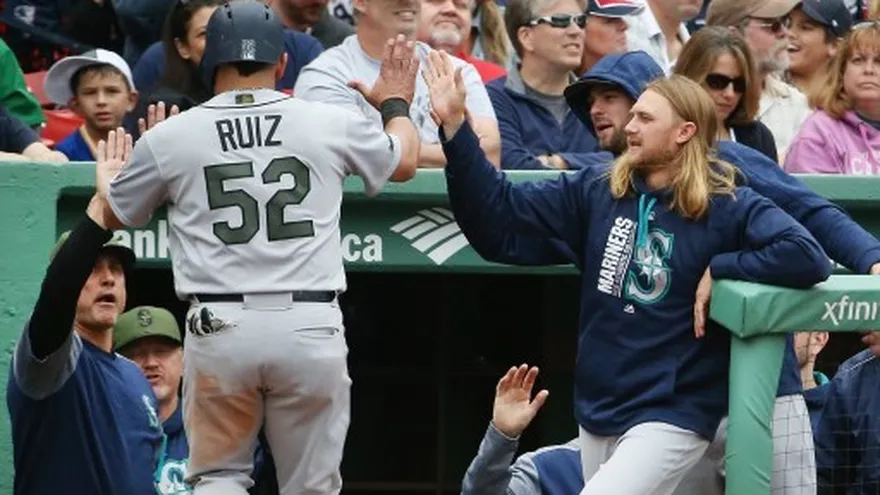 'Calicho' Ruiz es captado al momento que celebra una anotación.