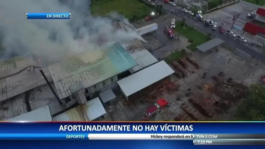 Bomberos trabajan para combatir las llamas en Tocumen