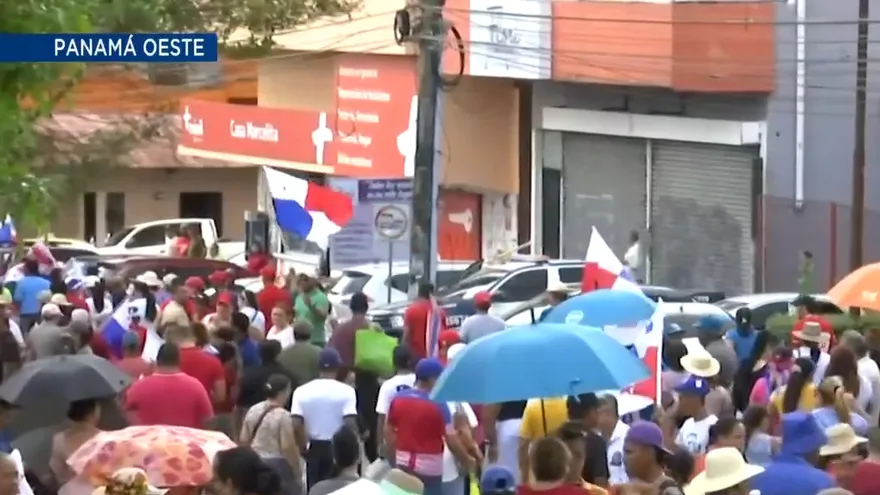 Docentes se concentran en el Parque Libertador de La Chorrera