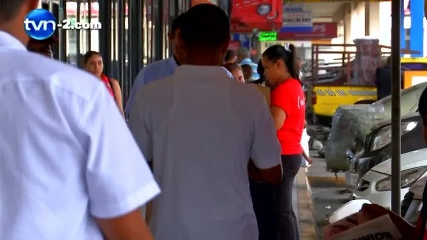 Obstrucción de aceras y autos mal estacionados son reportados en Yo Informo