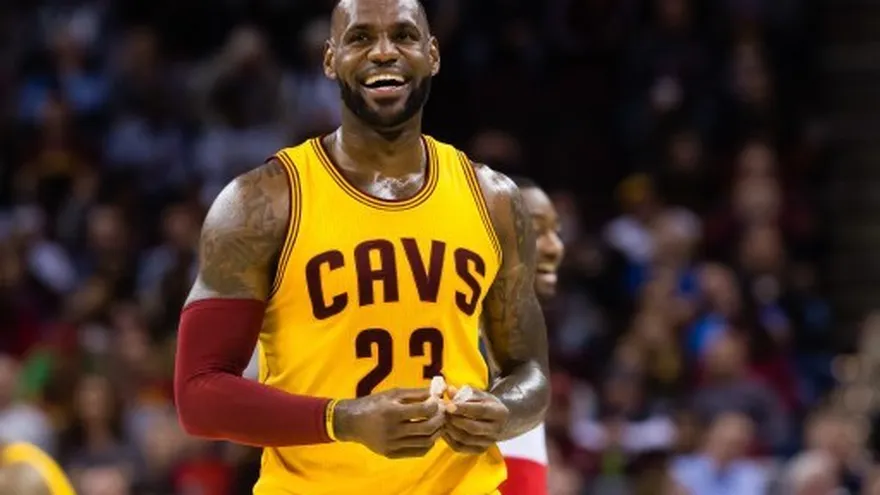 Los Cavaliers de LeBron resbalan en casa, Spurs siguen firmes.