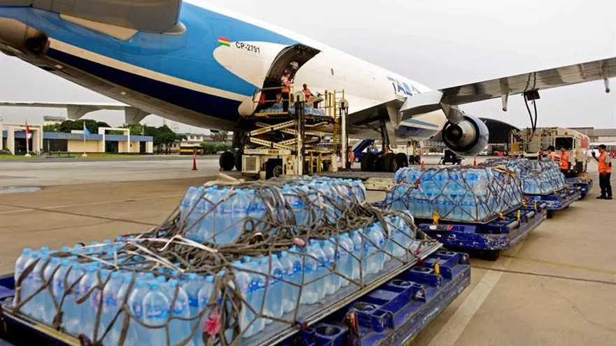 Fotografía cedida este jueves por la Agencia Boliviana de Información (ABI) en la que se registro un segundo cargamento de agua potable que envió el gobierno de Bolivia a Perú, para ayudar a los damnificados por las graves inundaciones en Perú.