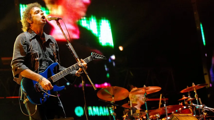 Fotografía tomada el 27 de noviembre de 2007 en la que se registró al desaparecido vocalista de la banda argentina de rock Soda Stereo, Gustavo Cerati (i), junto al baterista del grupo, Charly Aberti, durante un concierto de la gira "Me verás volver", en Ciudad de Panamá