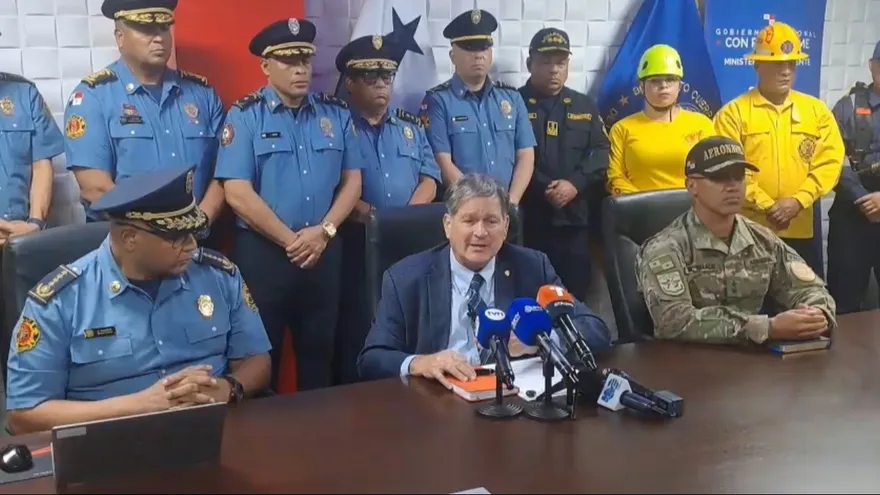 Ministro de Ambiente, Juan Carlos Navarro durante conferencia de prensa