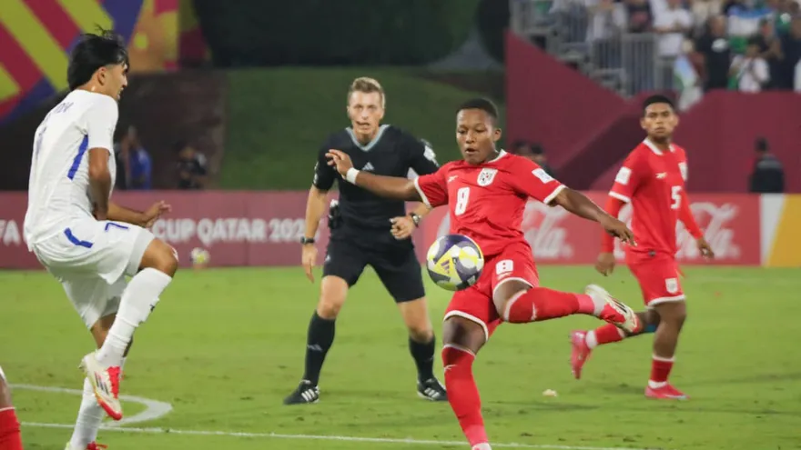 Estevis López (d) durante el partido entre las selecciones sub-17 de Panamá y Uzbekistán