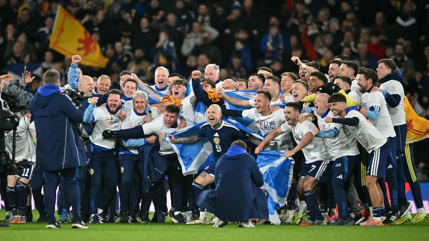 Integrantes de la Selección de Escocia celebran su clasificación al Mundial 2026