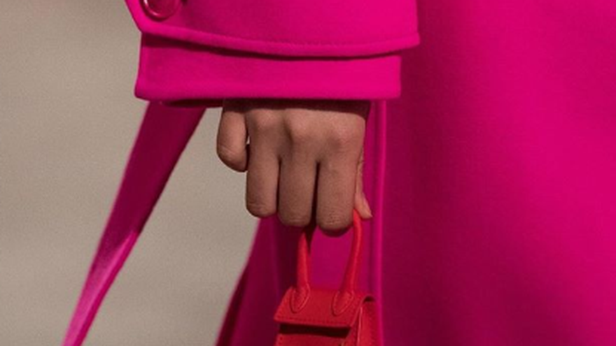 El microbolso de la firma francesa Jacquemus, presentado en la Semana de la Moda de París.