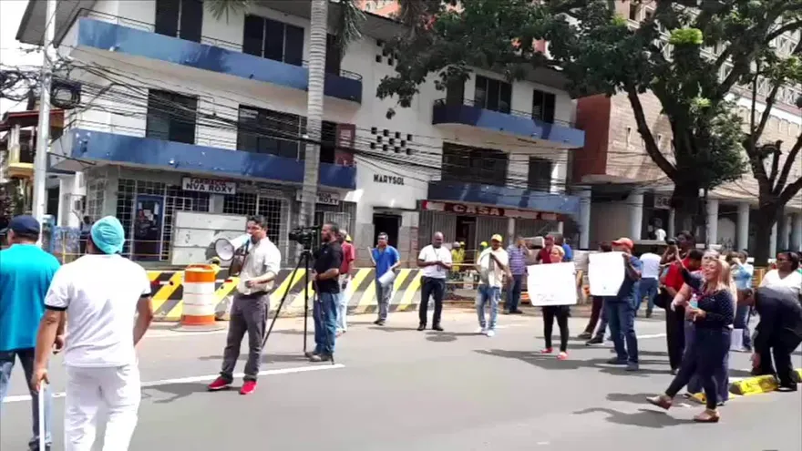 Trabajadores del Hospital Santo Tomás protestan y cierran vía