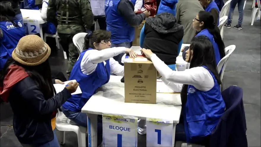 Ecuador recuenta parte de los votos de la segunda vuelta