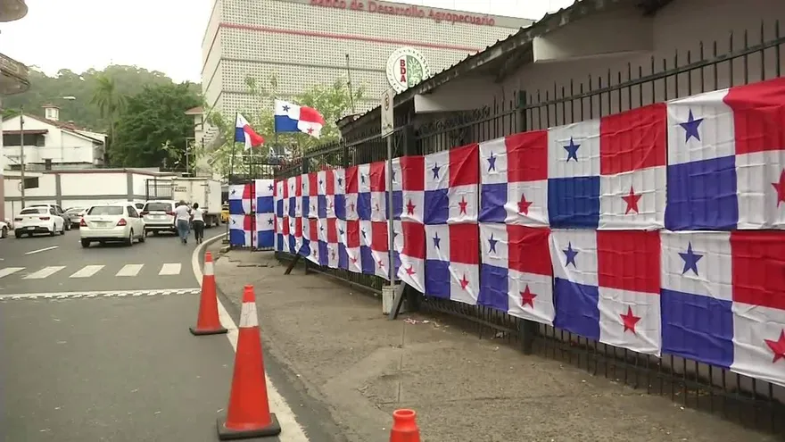 Organizadores de manifestación reaccionan por banderas en la cerca de la Asamblea